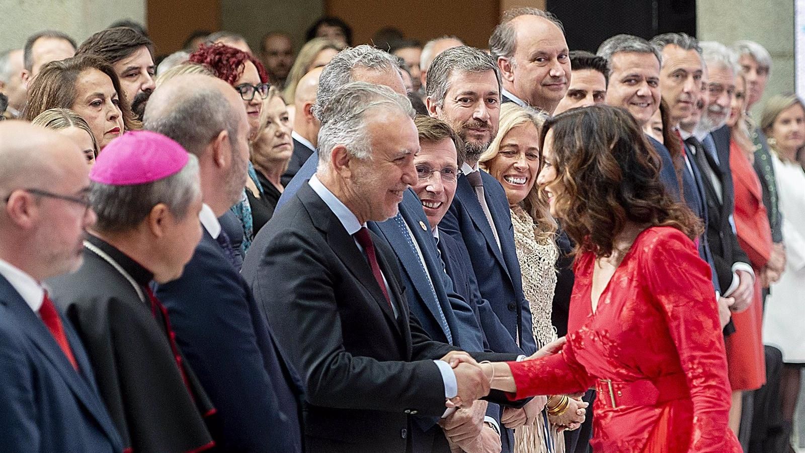 El acto del Dos de Mayo se centra en los premiados y pone en pausa la confrontación política