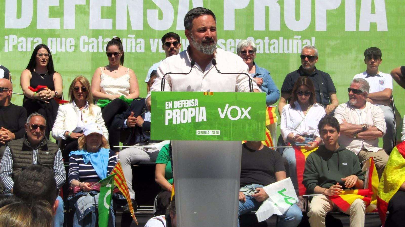 Abascal critica al gobierno y apoya a su concejal en Cornellà
