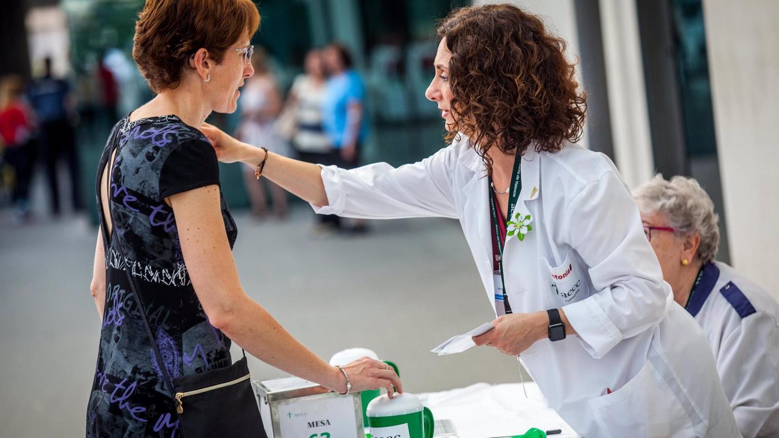 La AECC celebra el día de la cuestación con más de 130 mesas en Madrid