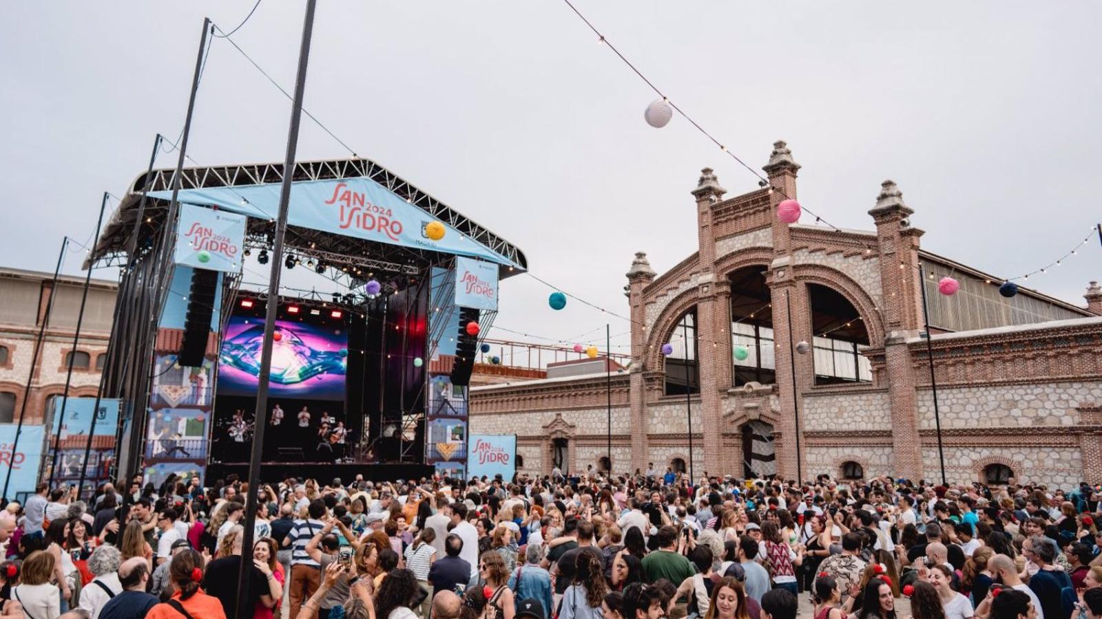 Madrid celebra con éxito la primera verbena de San Isidro en la plaza del Matadero