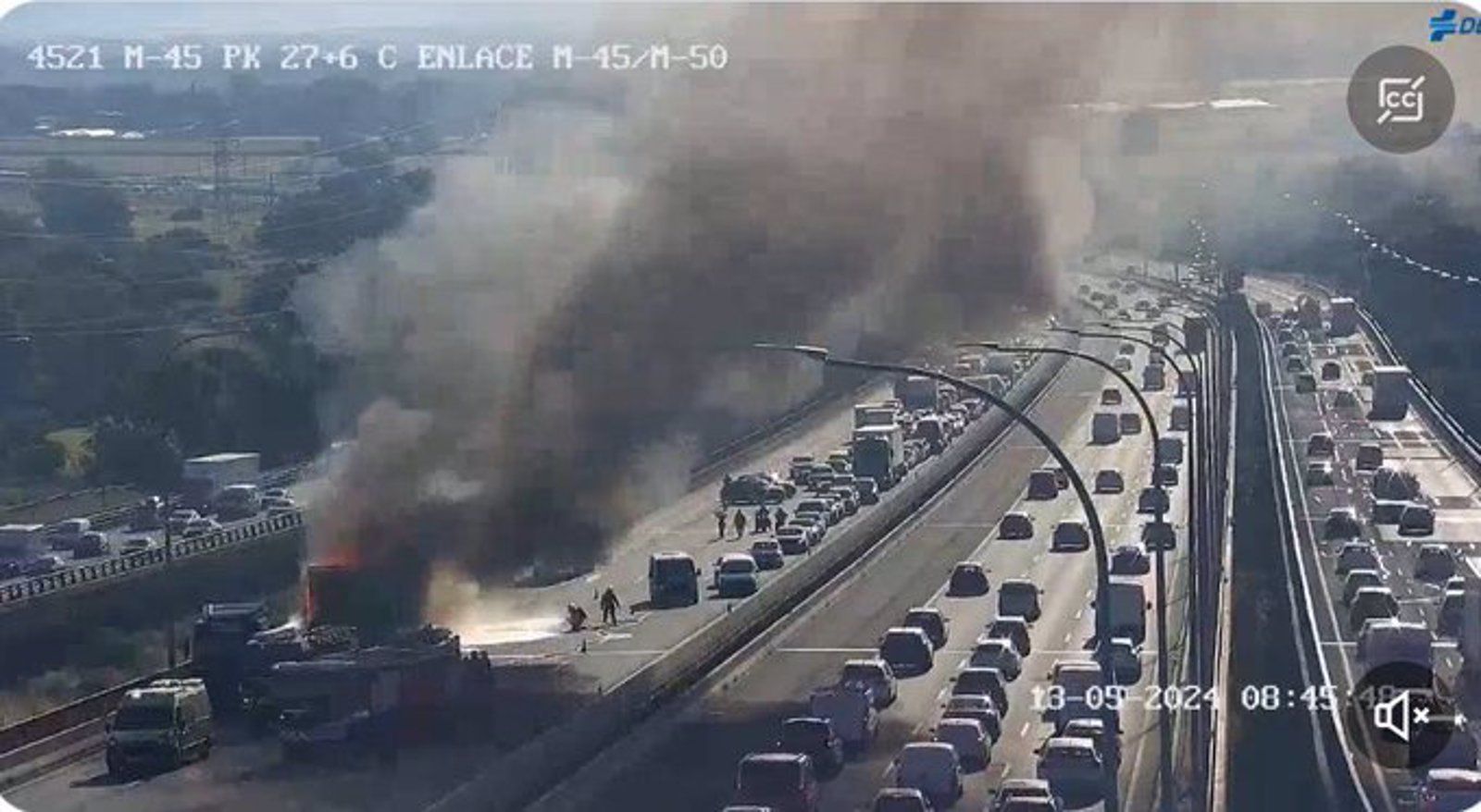 Incendio en la M-45 tras el reventón de una rueda de un tráiler