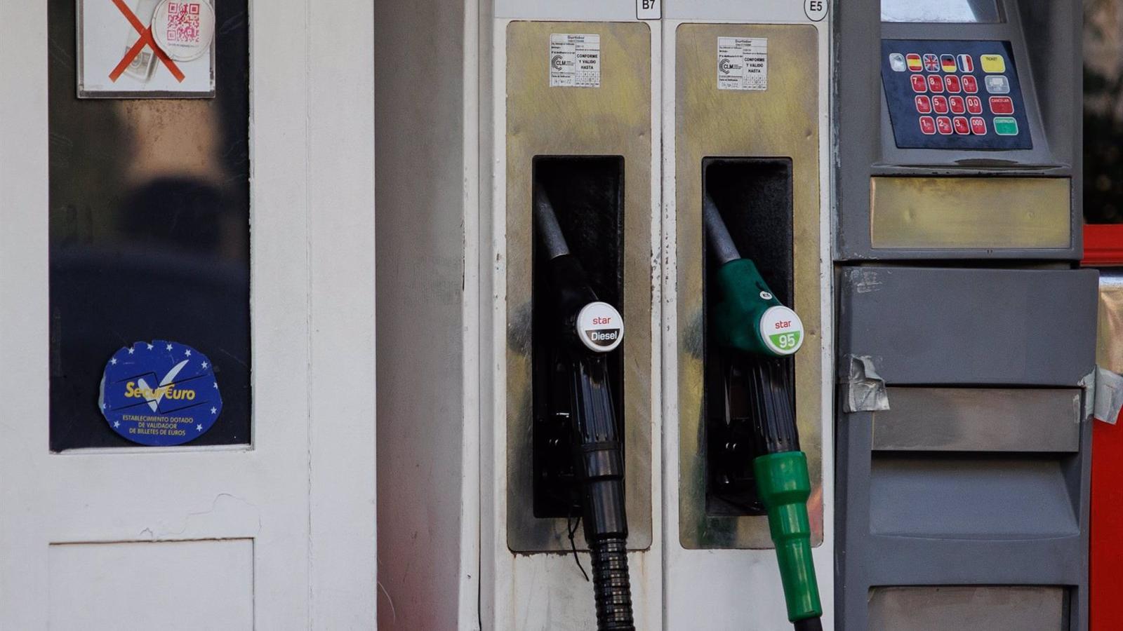 Las cuatro cadenas de gasolineras más baratas, según la OCU
