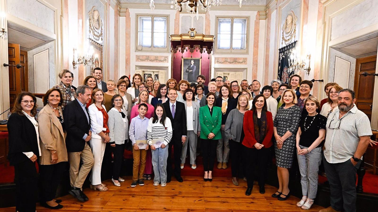 Alcalá de Henares homenajea a 39 trabajadores de la educación