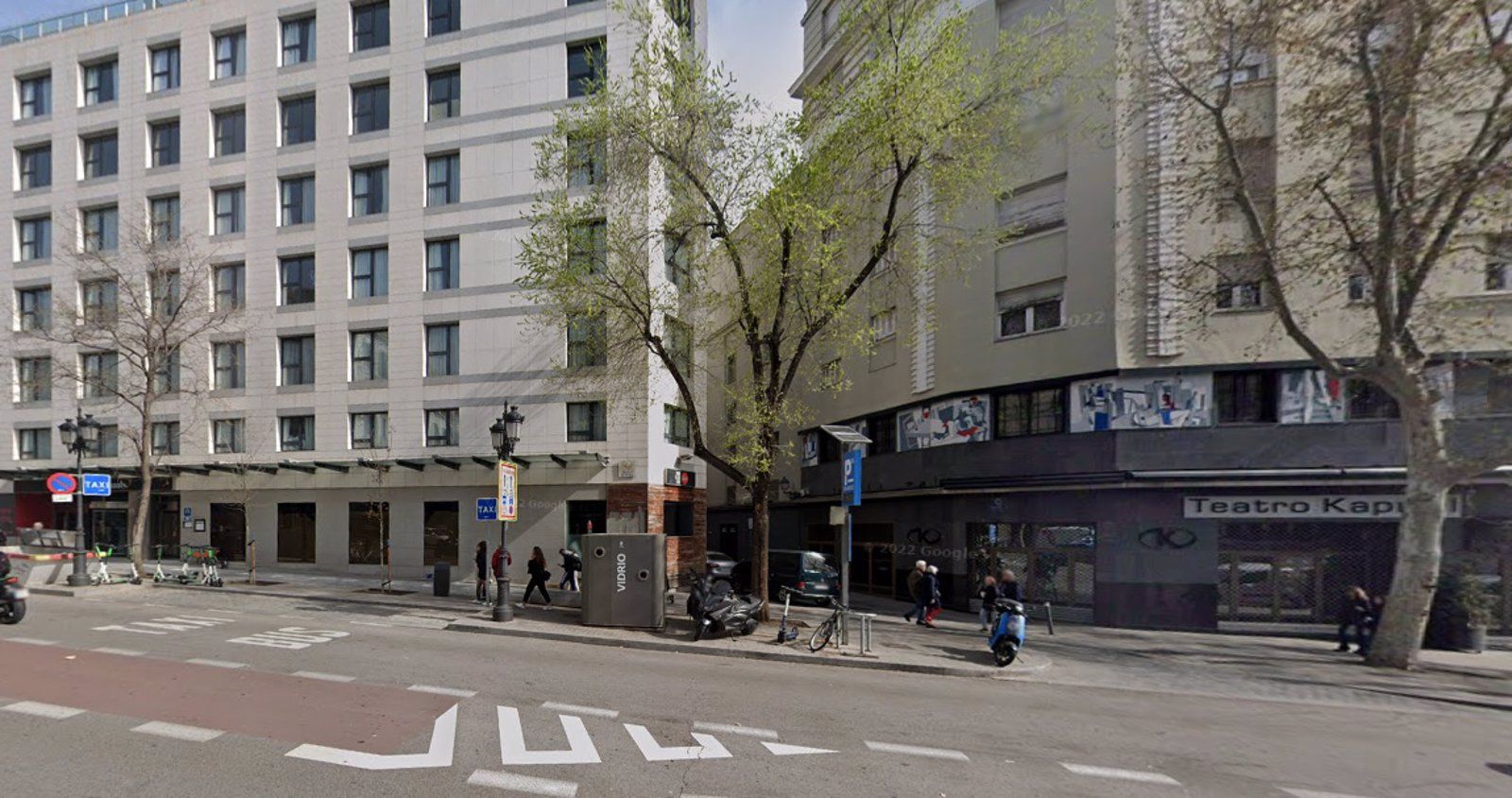 Detenidos tres jóvenes por robar un cordón de oro en el barrio de las Letras