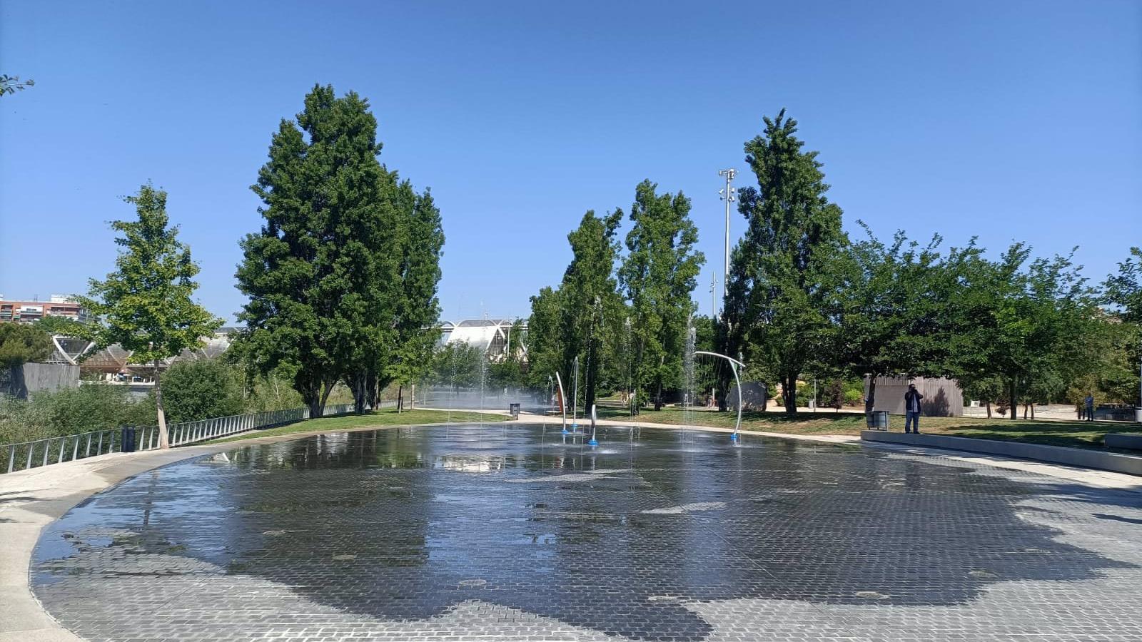 El Ayuntamiento activa la 'playa' de Madrid Río y pérgolas nebulizadoras para combatir el calor en la capital