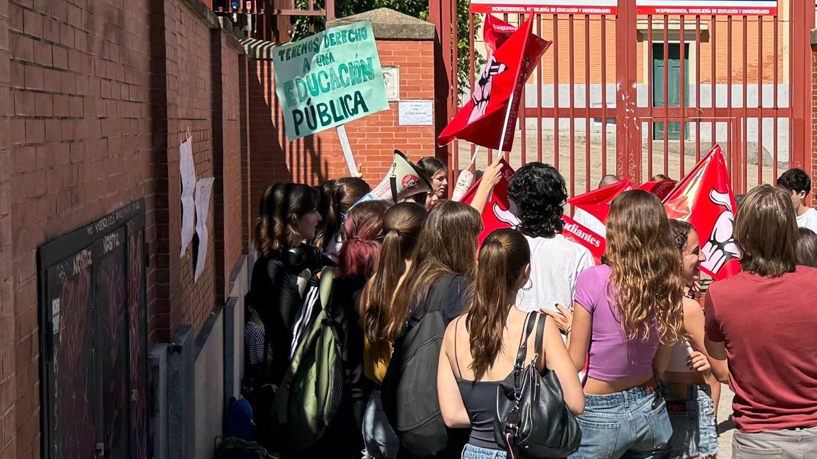 Protestas en el IES Ramiro de Maeztu contra la instalación de la Escuela Europea Acreditada
