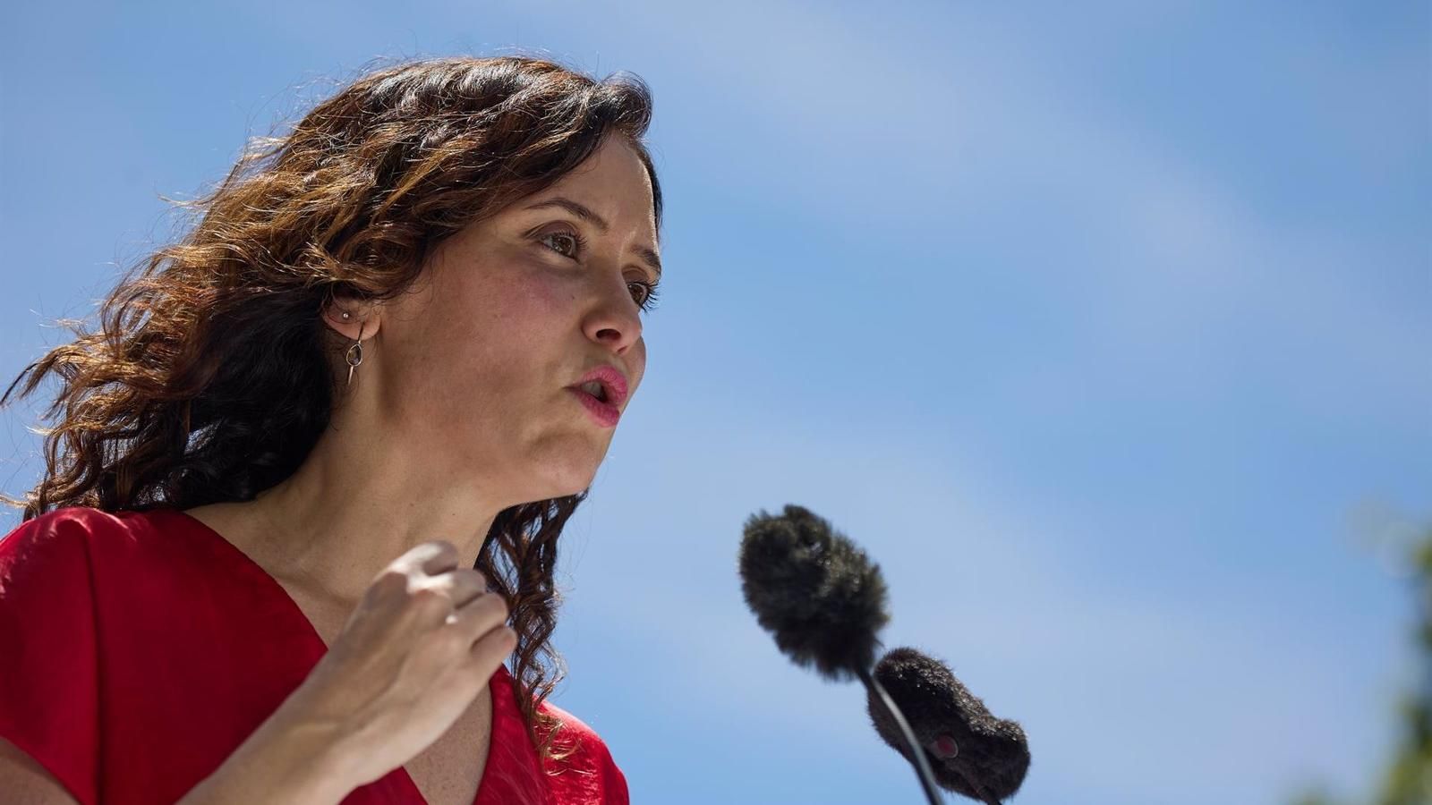 Ayuso asegura que Sánchez "no tiene principios" ni "valores" sino que "sobrevive"