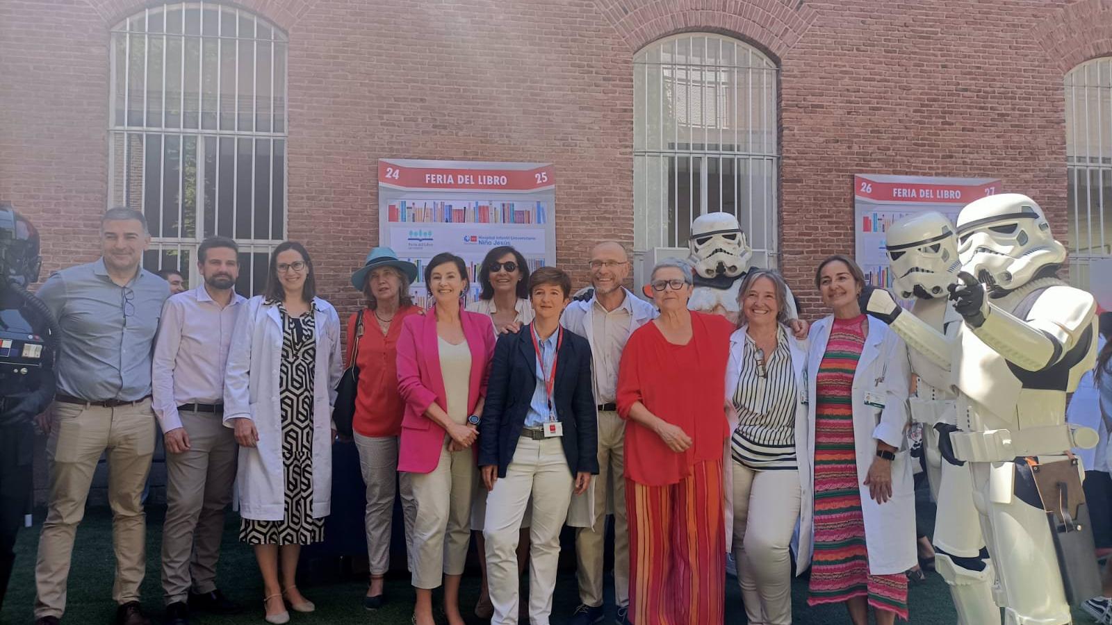 La feria del Libro acerca la lectura a los niños hospitalizados en el Hospital Niño Jesús