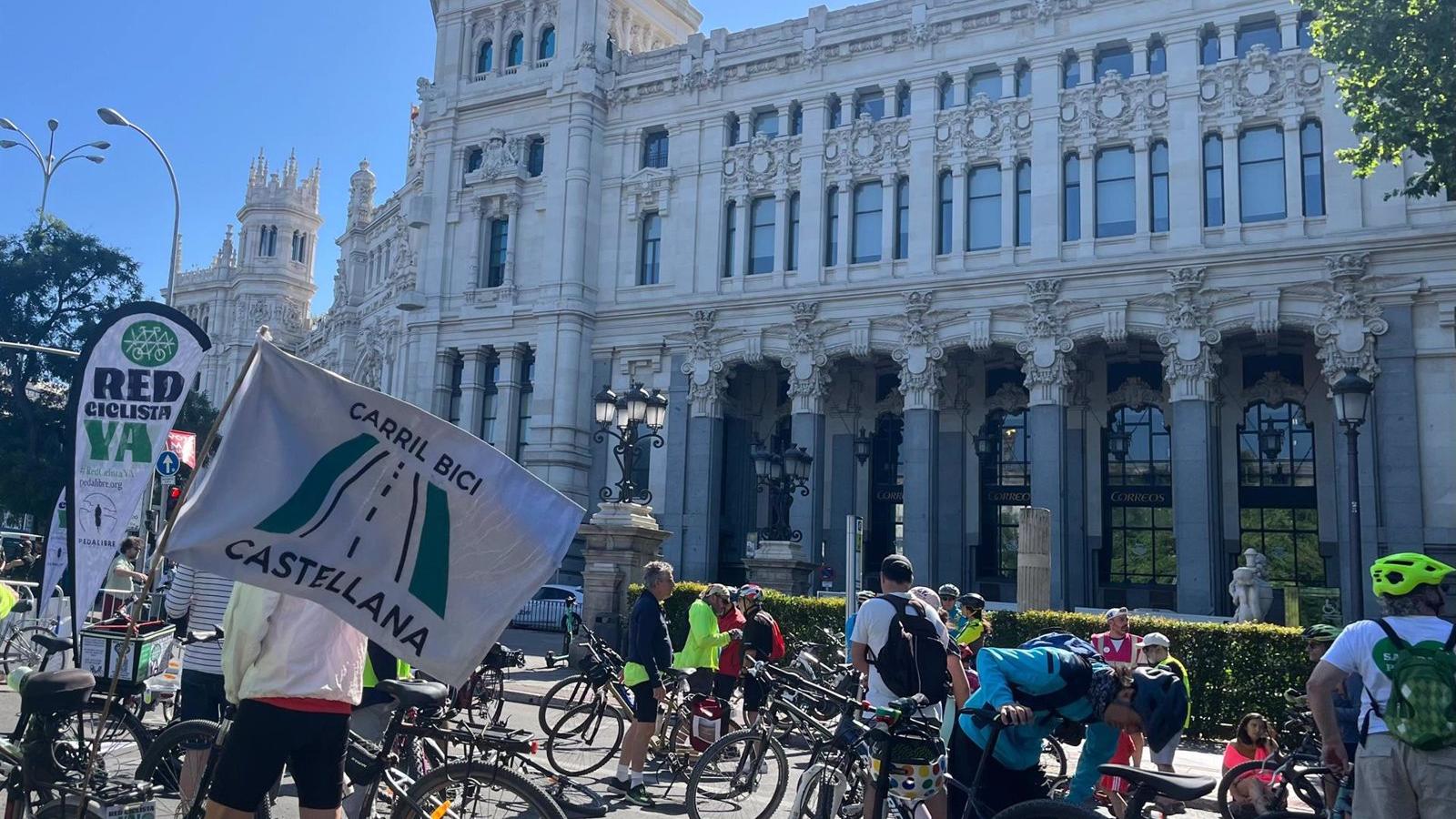  Exigen una red ciclista segura en Madrid con una bicifestación en la Plaza de Cibeles