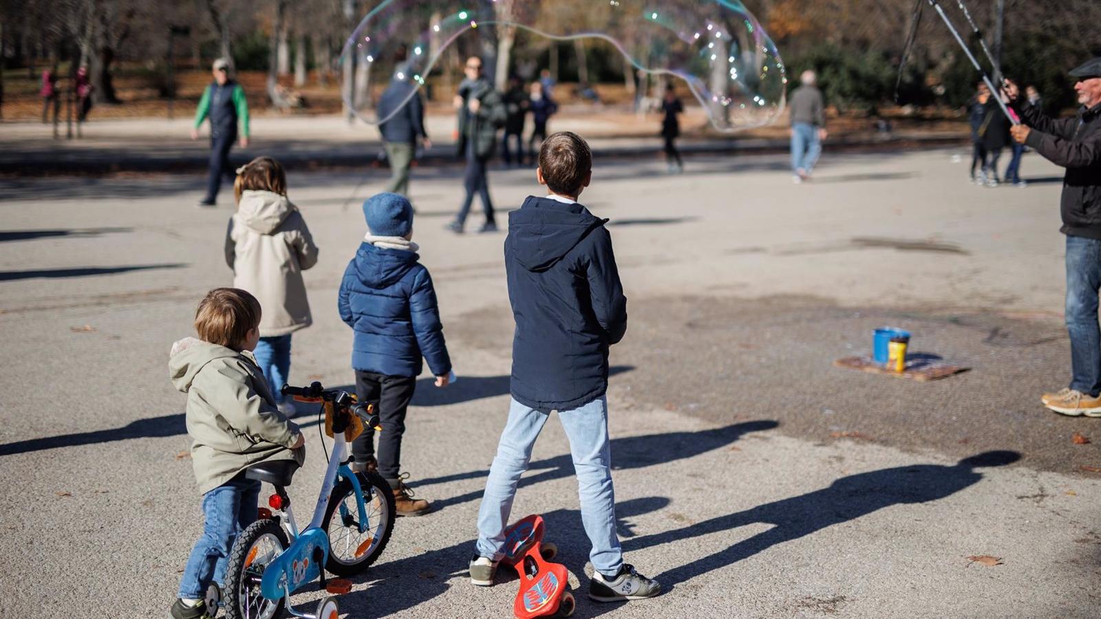 Las familias numerosas españolas piden ampliar hasta los seis años la deducción por maternidad