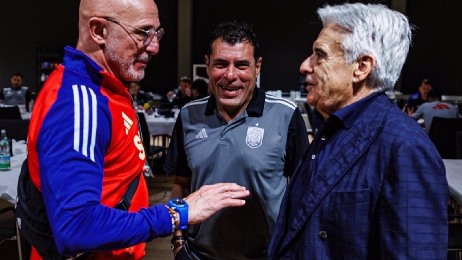 Rocha visita a la selección en Alemania a días del debut en la Eurocopa