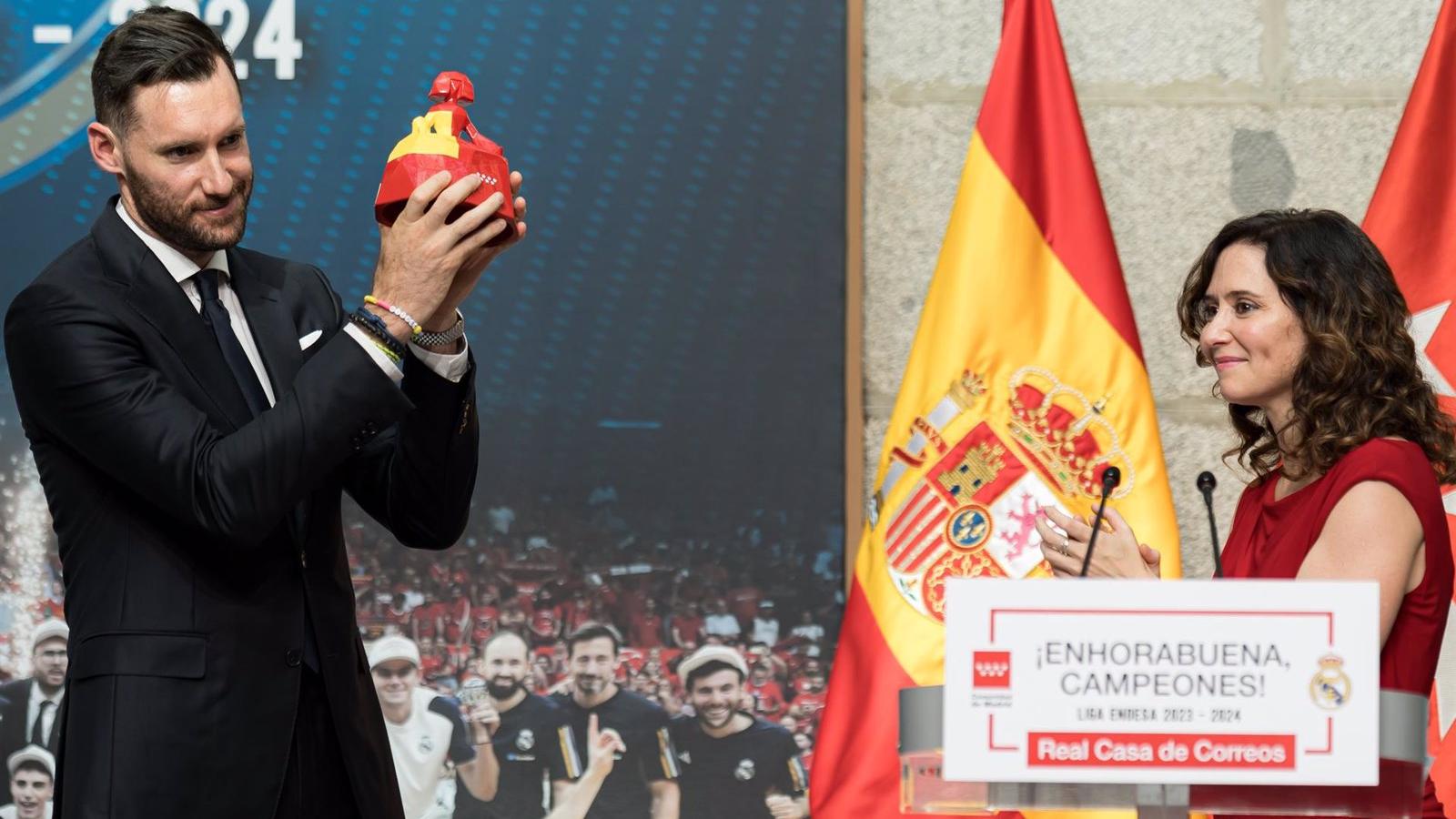 El Real Madrid de baloncesto celebra su Liga con una visita a las instituciones madrileñas