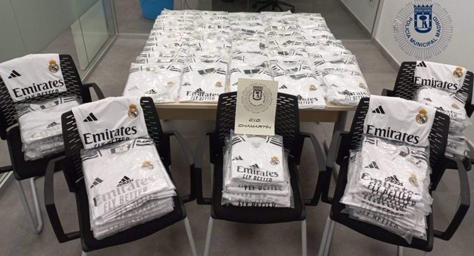 Intervenidas 148 camisetas falsificadas del Real Madrid en los alrededores del Bernabéu