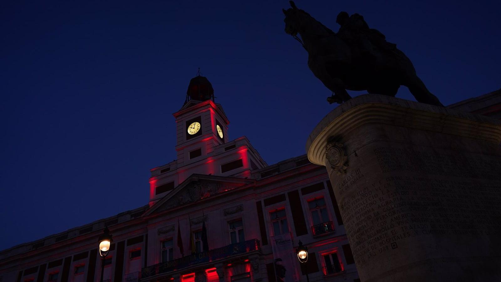 La fachada de la Real Casa de Correos se ilumina de rojo en el Día Mundial del Donante de Sangre
