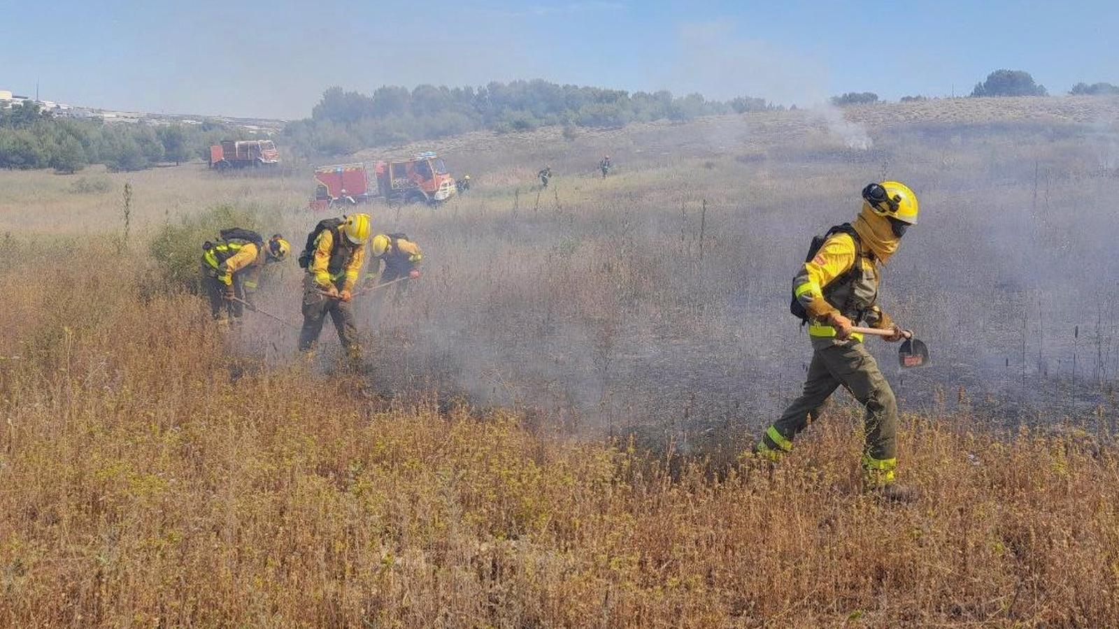 Controlado el incendio en Rivas Vaciamadrid por bomberos y brigadas forestales