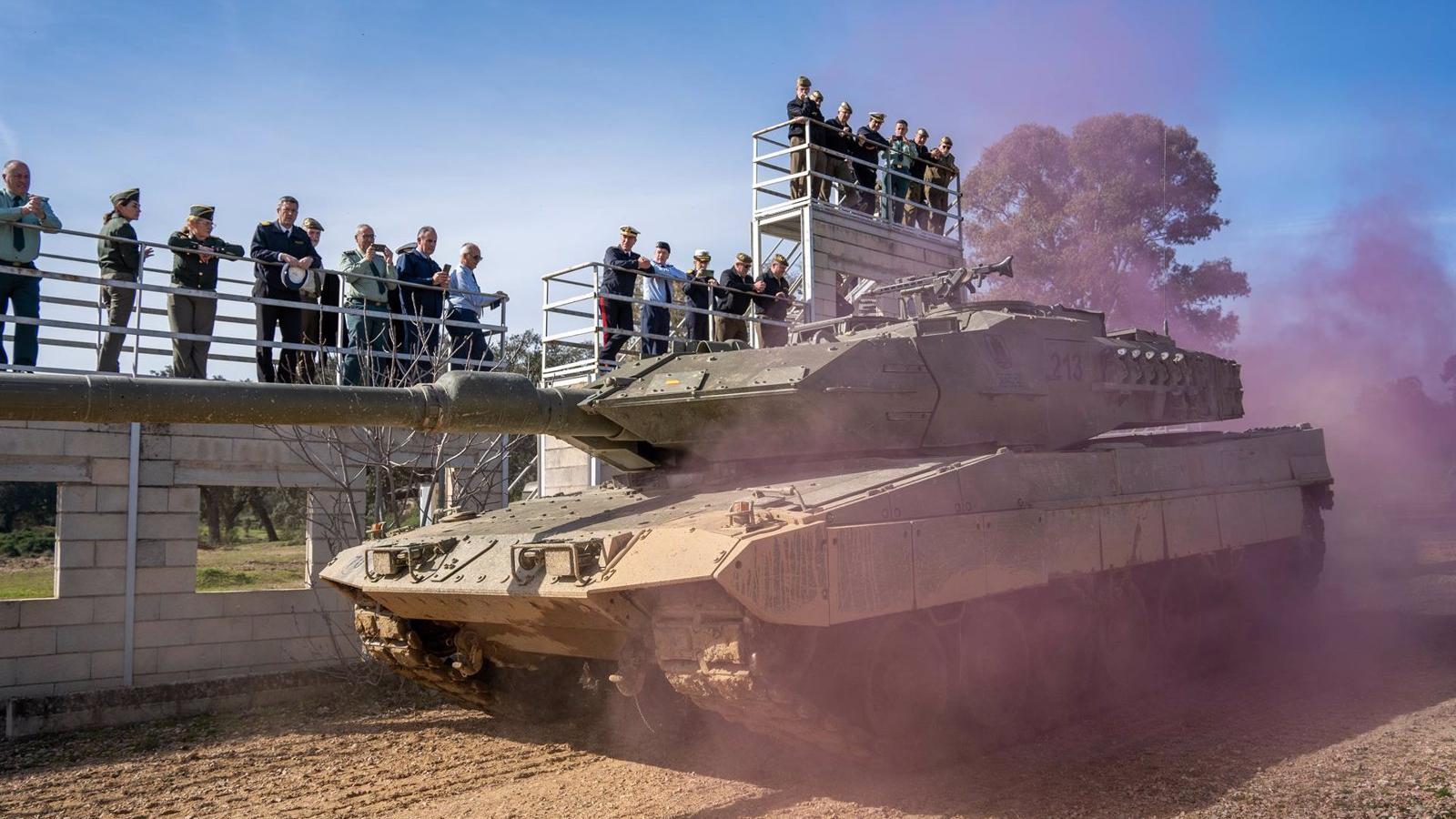 Una exposición de material militar llega al Puente del Rey de Madrid Río