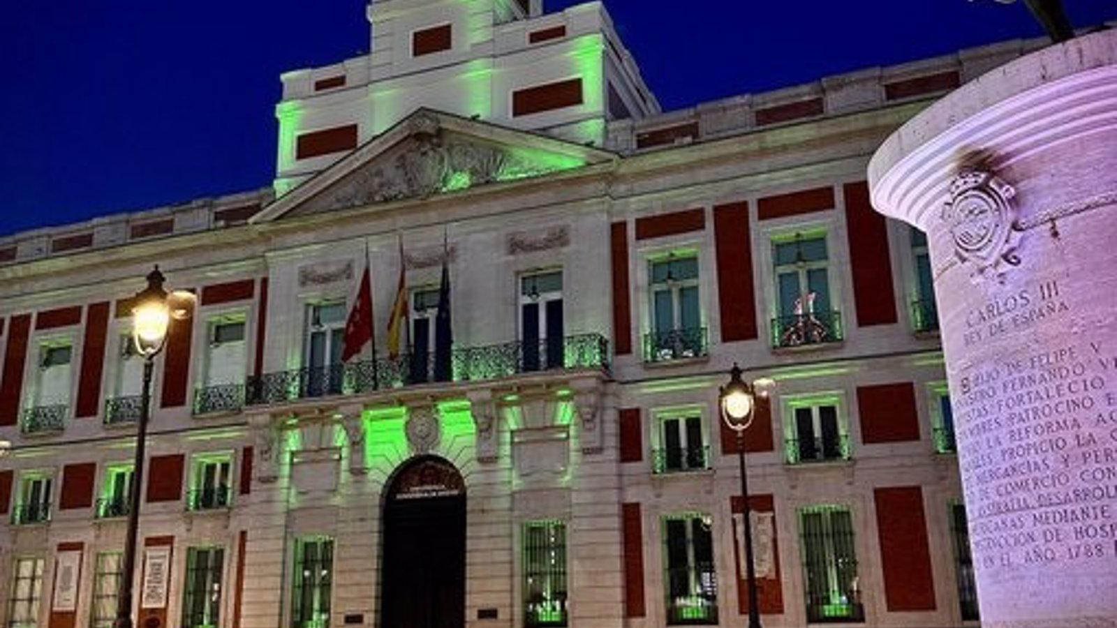  Madrid ilumina de verde la Real Casa de Correos por el Día Mundial contra la ELA