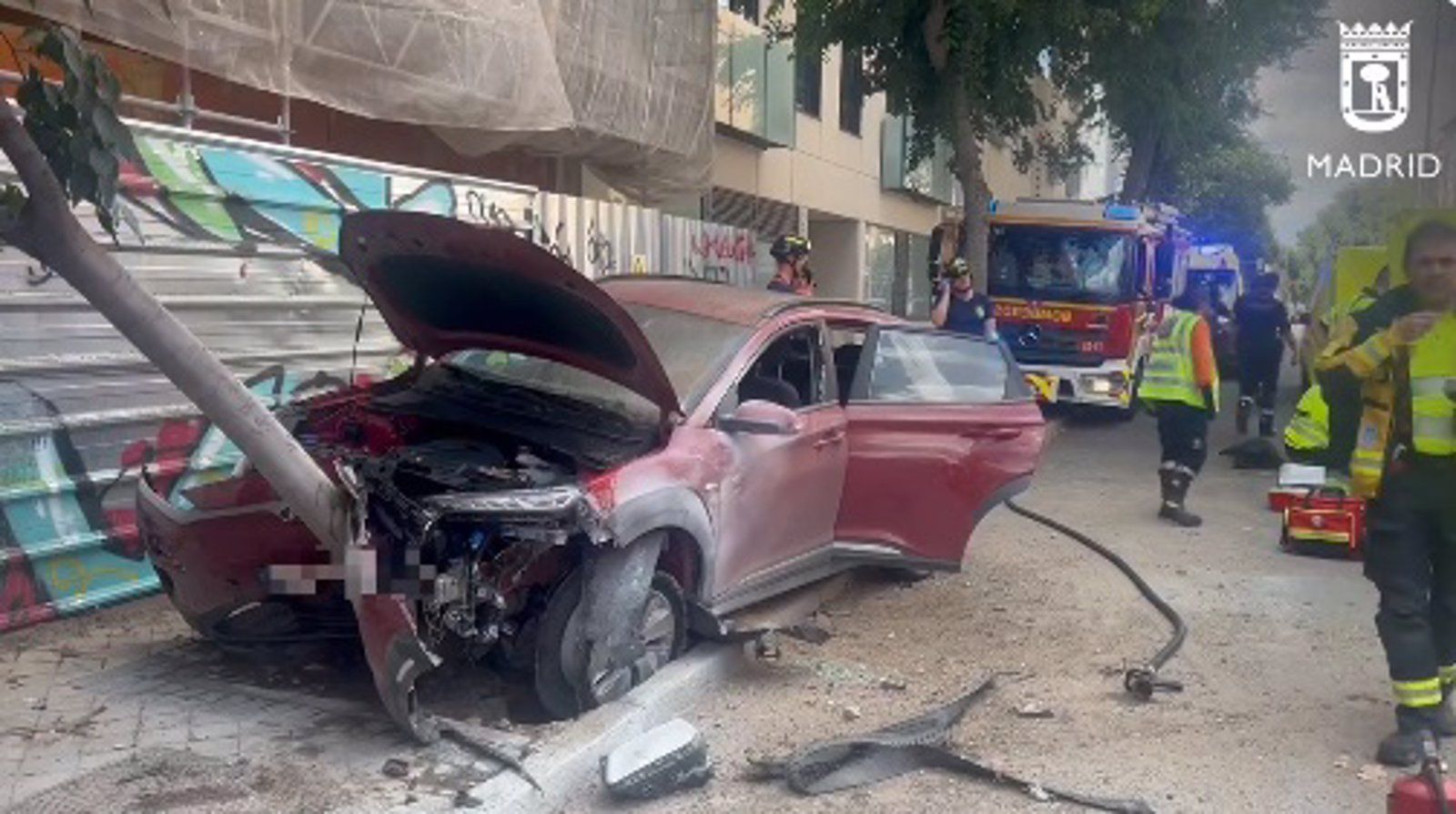 Una conductora herida grave tras chocar contra un árbol en Embajadores