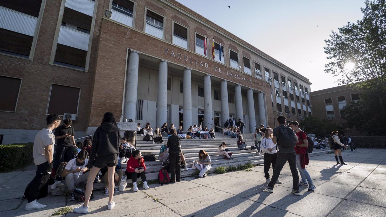 La Comunidad planea sancionar a las universidades que no controlen escraches y acampadas