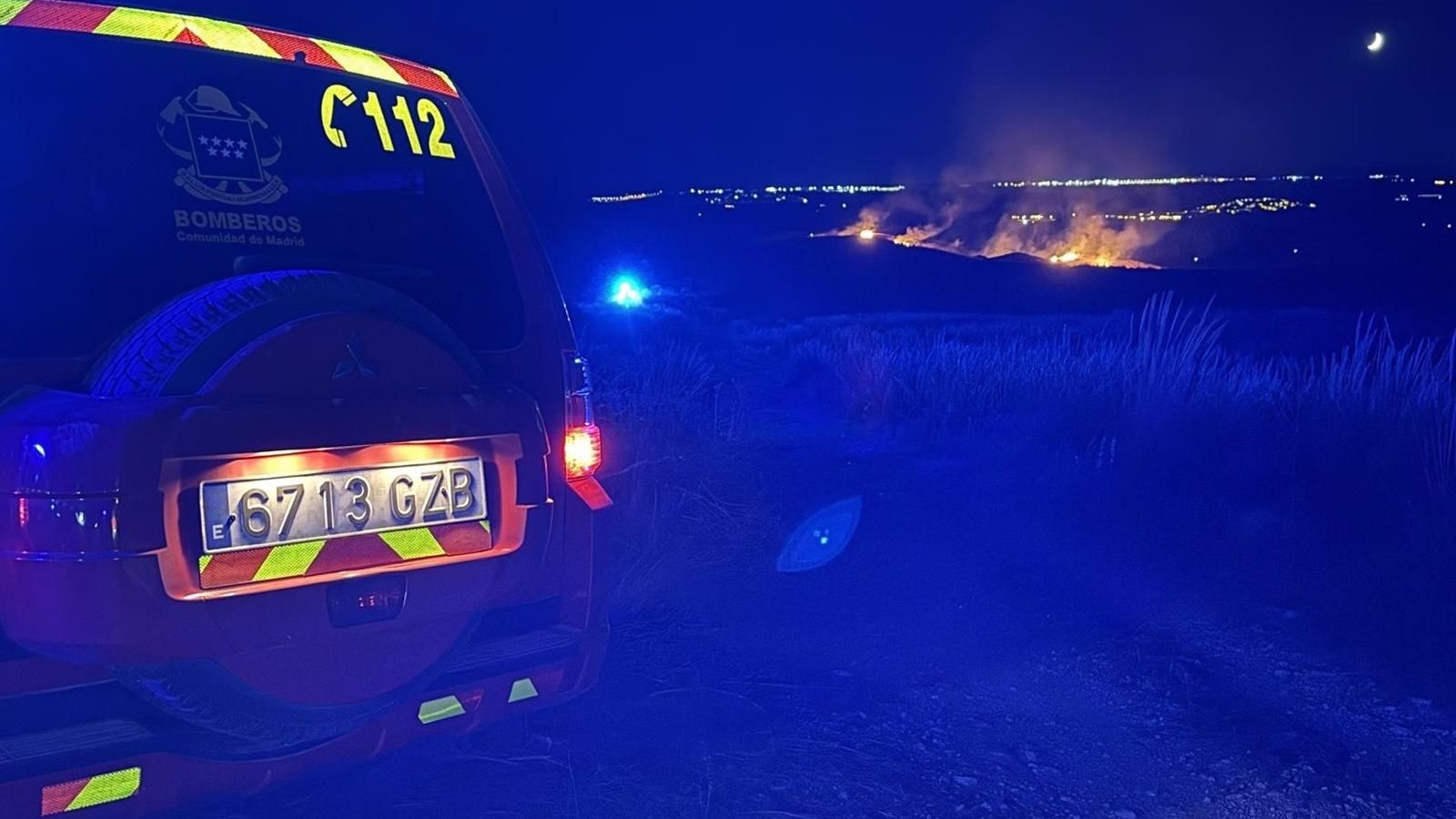 Los bomberos intervienen para extinguir un incendio que ha quemado 30 hectáreas de pasto y matorral en Chinchón