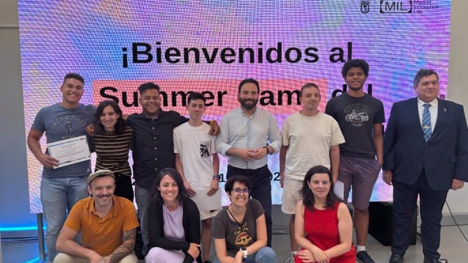  El concejal delegado de Innovación y Emprendimiento entrega los diplomas del Summer Camp en el Madrid Innovation Lab