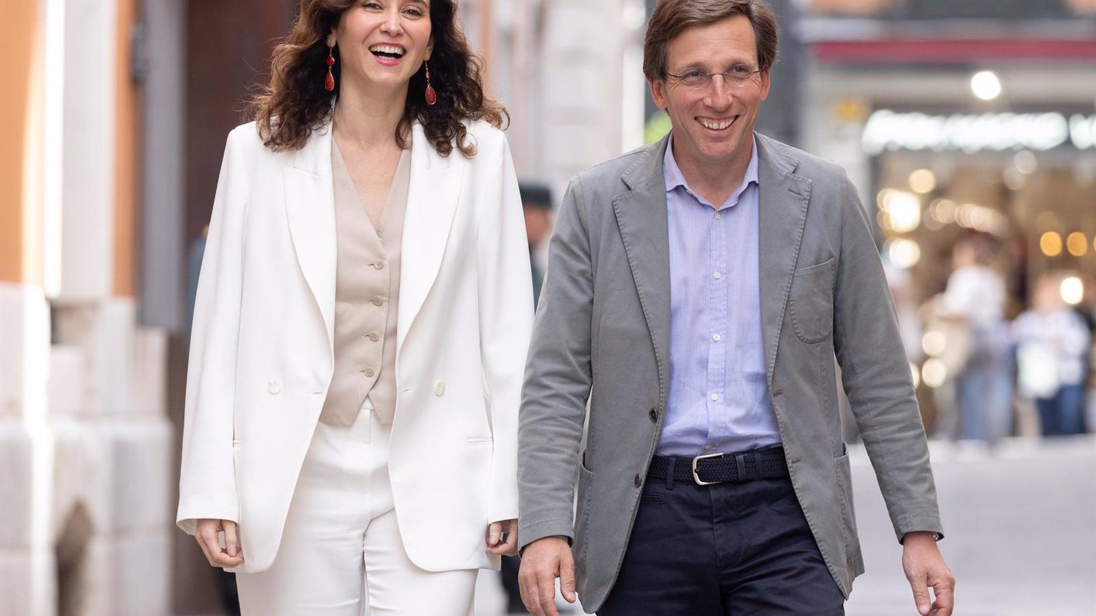  Ayuso y Almeida felicitan a Carlos Alcaraz por su victoria en Wimbledon