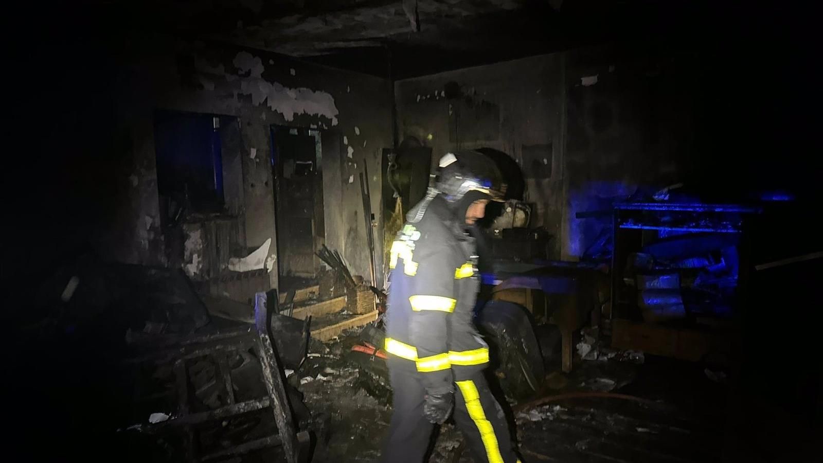 Los bomberos intervienen para extinguir un incendio en una vivienda en Becerril de la Sierra