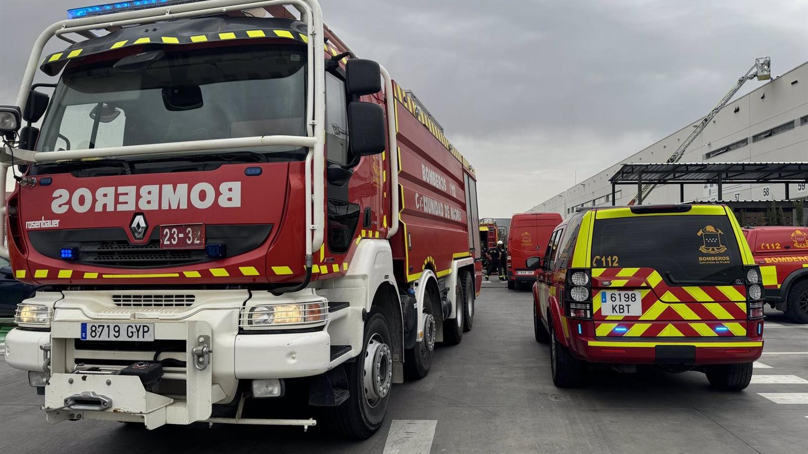 Incendio en la cubierta de una nave industrial logística en Meco
