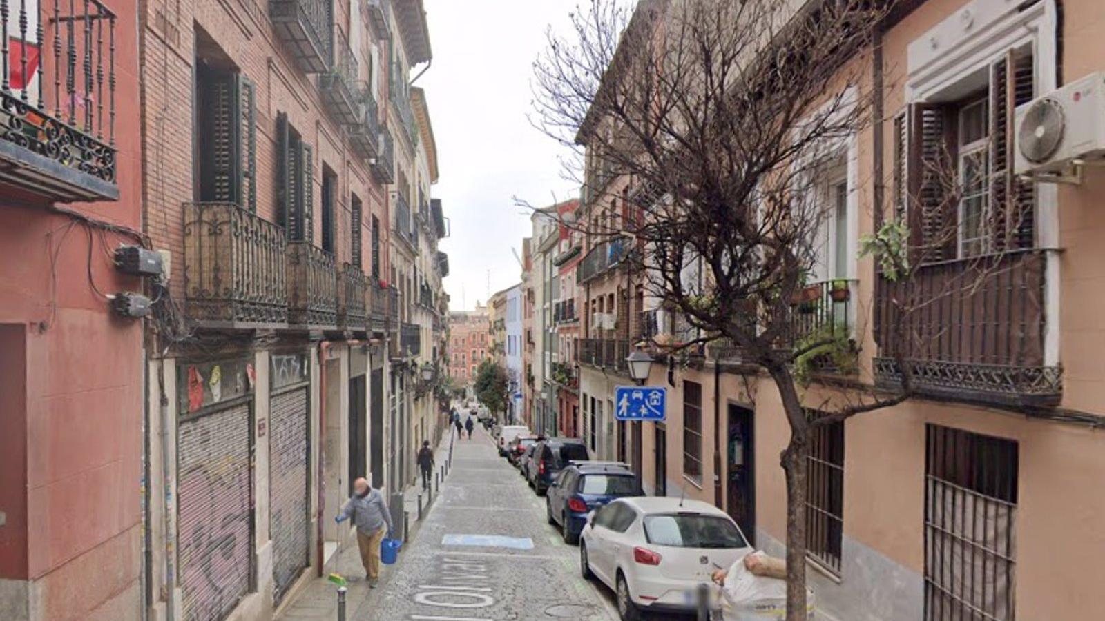 Un hombre con orden de alejamiento herido con un tijeras por su expareja en Lavapiés