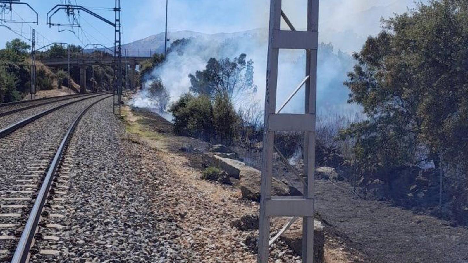 Un incendio en El Escorial obliga a interrumpir la circulación de trenes durante cuatro horas