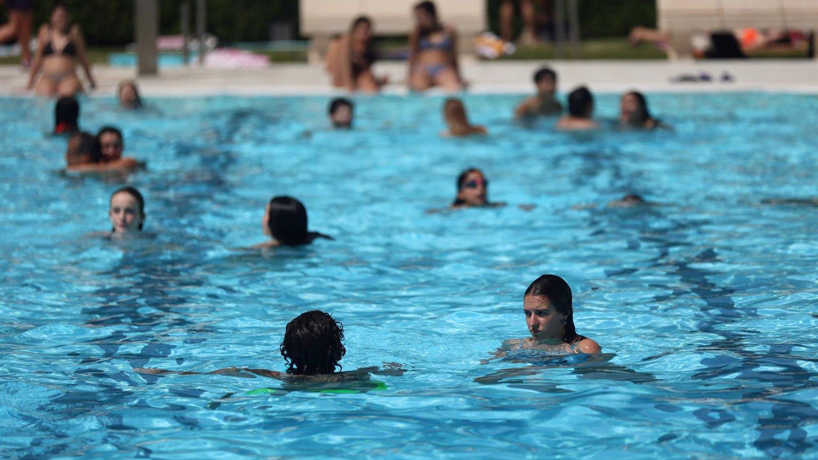 La capital negocia la estabilización de trabajadores de piscinas municipales en plena ola de calor