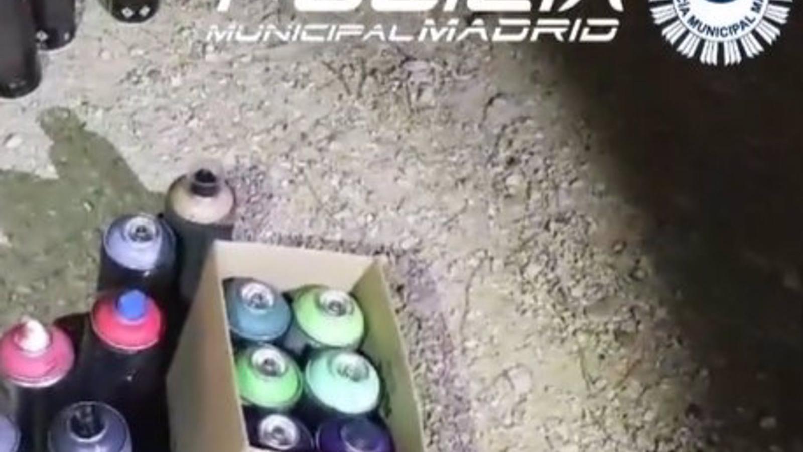 Cuatro grafiteros pillados 'in fraganti' pintando en la Ermita del Santo