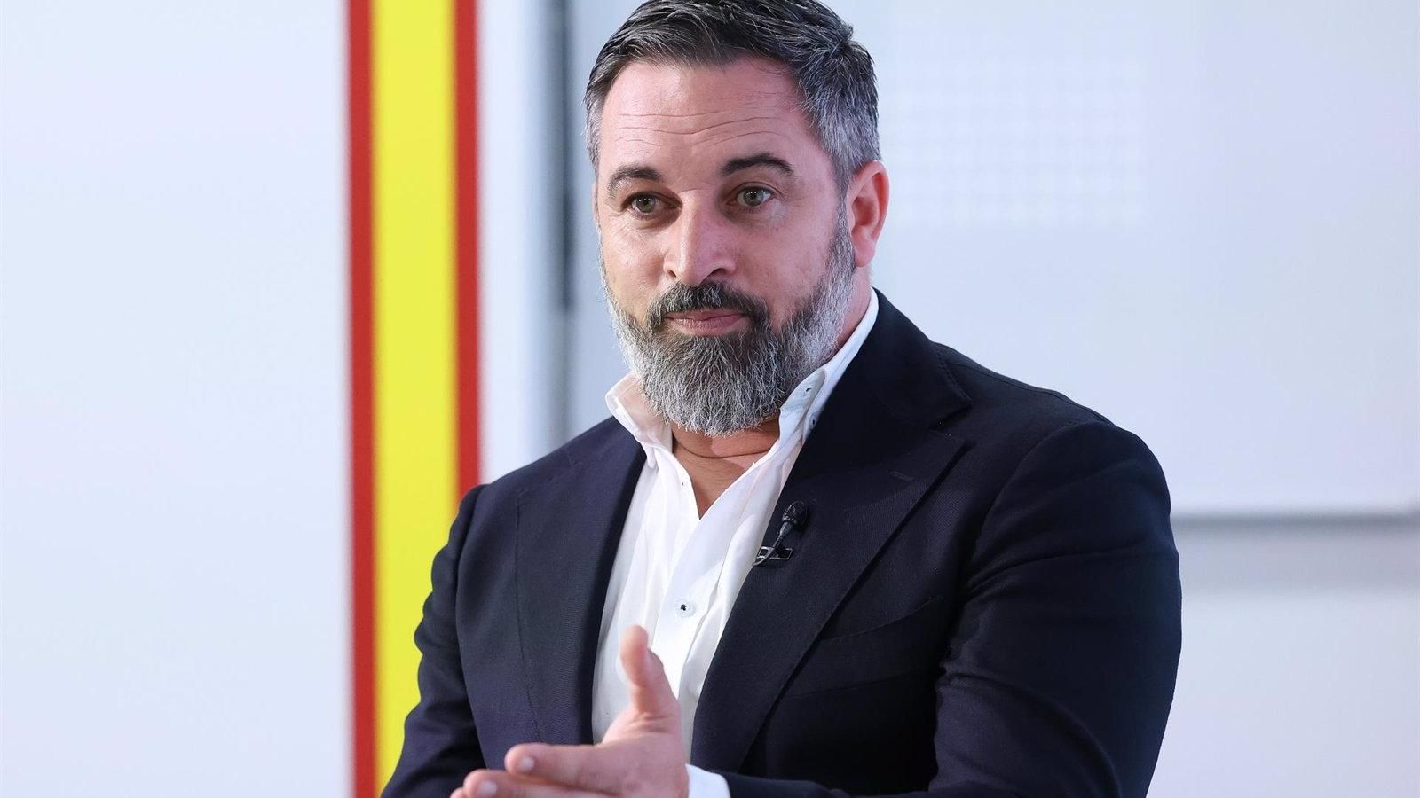 Abascal compara a Ayuso con un gato, a Sánchez con una hiena y a sí mismo con un caballo "noble"