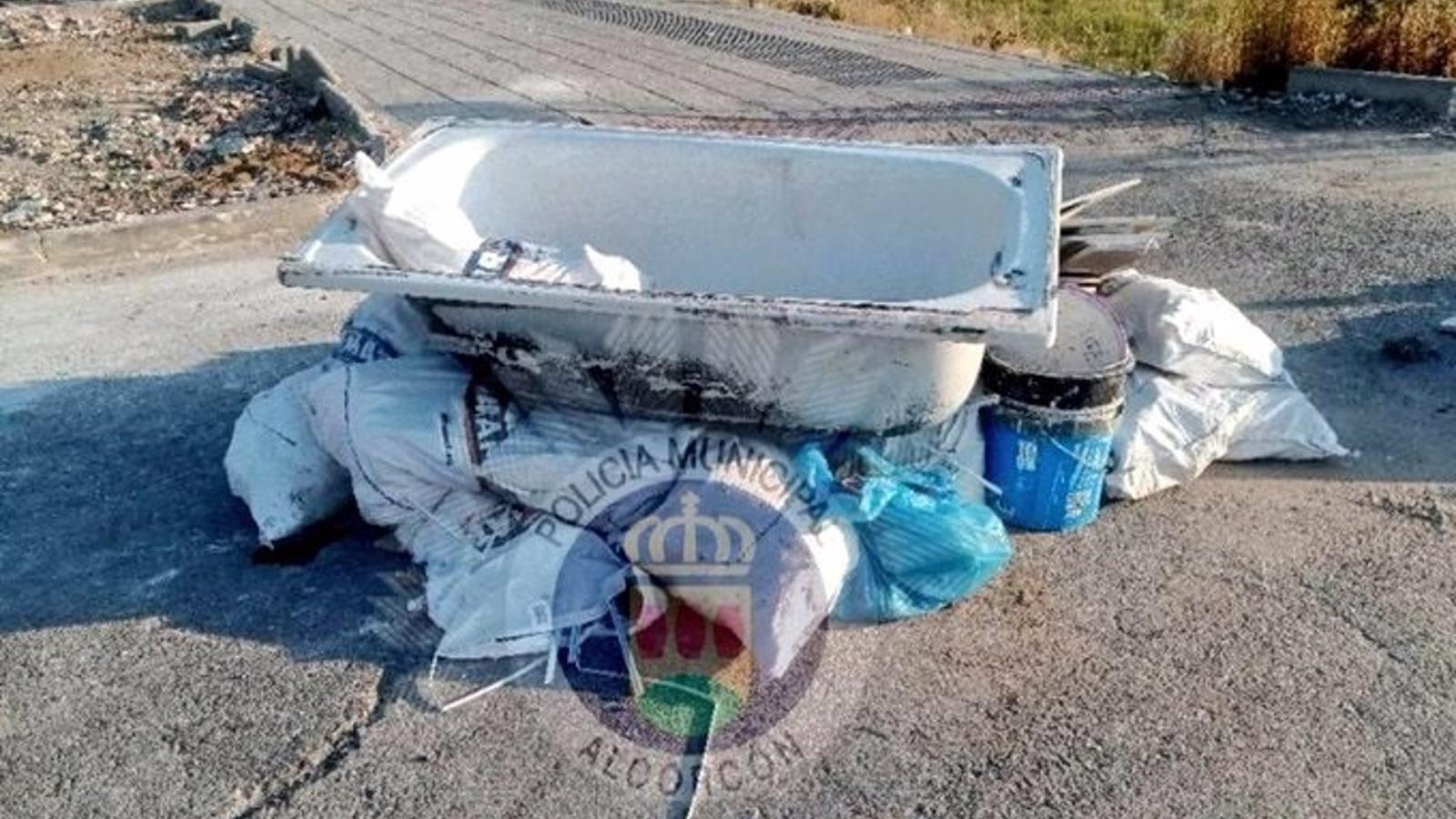La policía de Alcorcón localiza a los responsables de un vertido de residuos en la localidad
