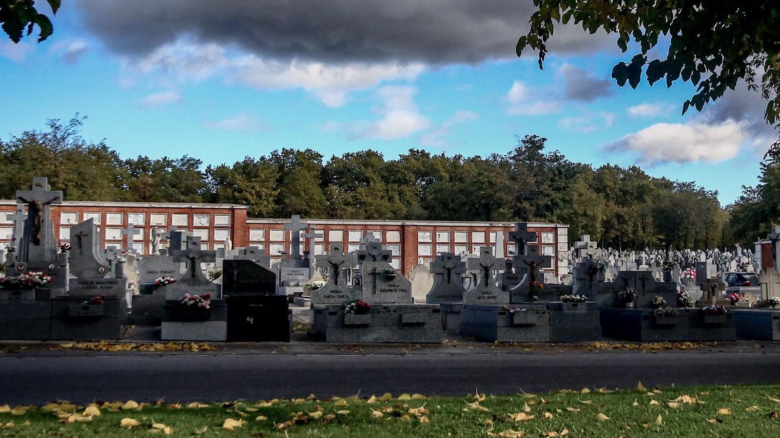 Buscan a los responsables de vandalizar varias tumbas en el cementerio de la Almudena