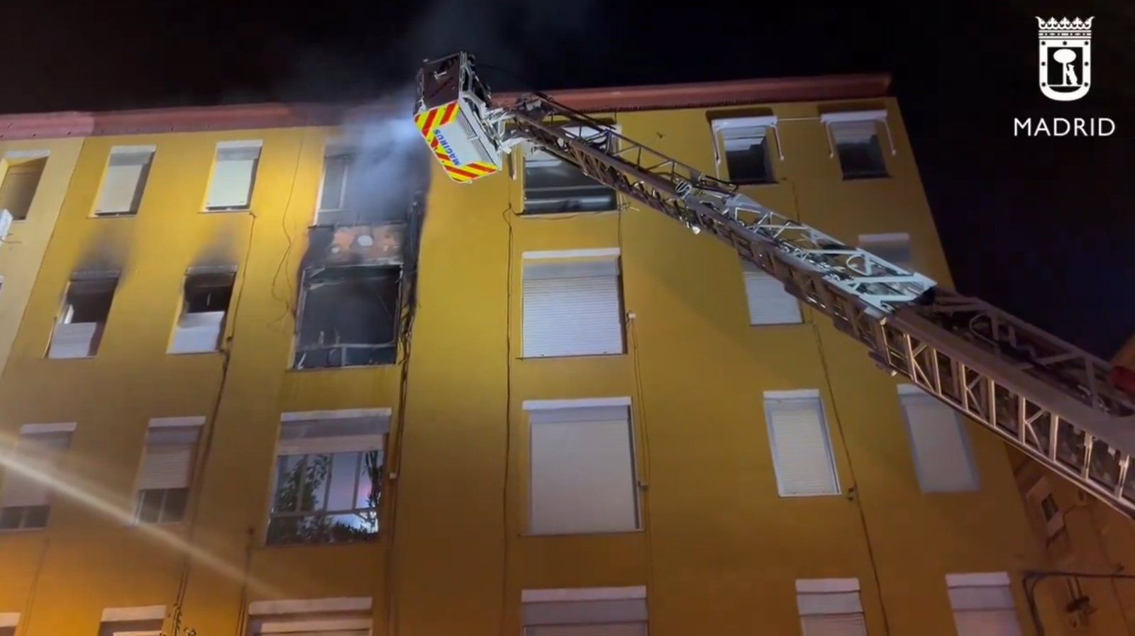 Grave incendio en Ciudad Lineal deja a un hombre de 63 años herido de gravedad