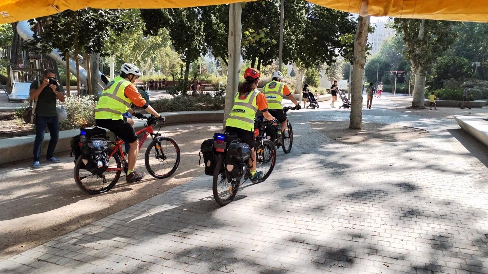 Los 'Equipos Lince' del Samur cumplen 26 años vigilando en bici la capital