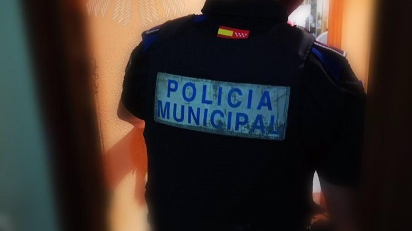 Agentes de Alcorcón auxilian a una vecina que llevaba horas caída en su casa