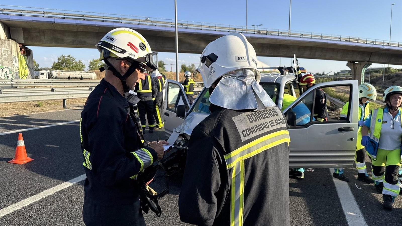 Un hombre grave tras impactar su vehículo contra un quitamiedos en la M-50 en Majadahonda