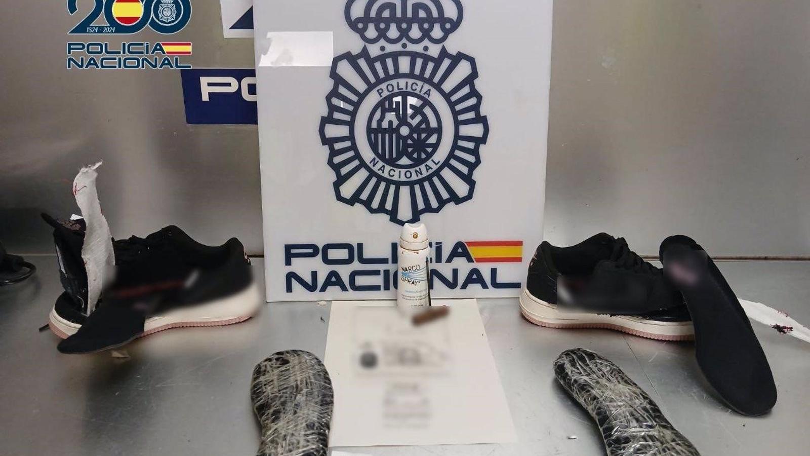 Detenidas cinco personas en Barajas por llevar más de tres kilos de cocaína en las suelas de sus zapatillas