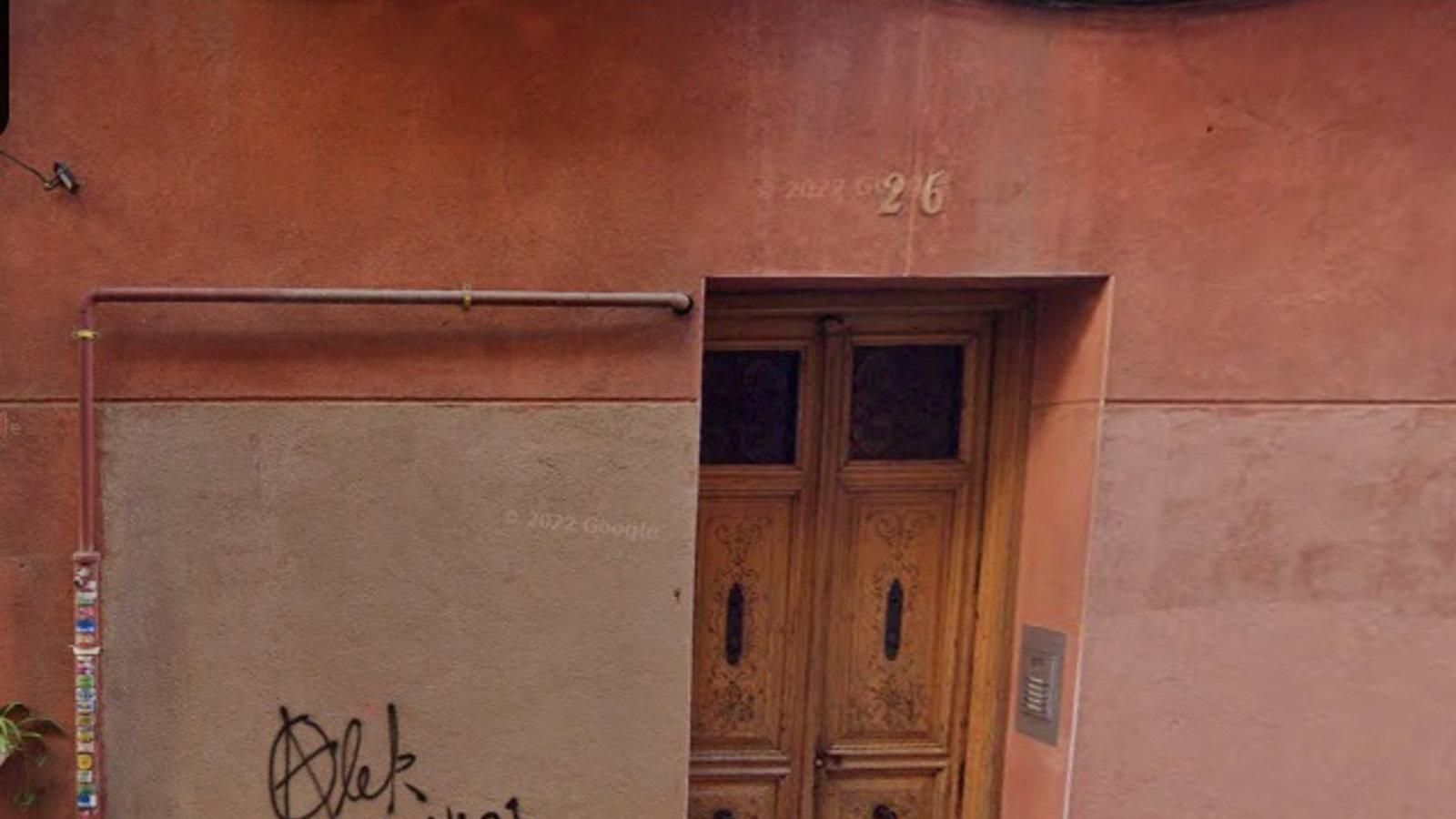 Los bomberos rescatan a una mujer por el tejado tras incendiarse un colchón en un descansillo en Lavapiés
