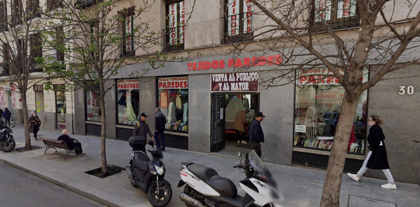Buscan a dos hombres de raza negra y una mujer blanca por robar y agredir sexualmente a una joven ebria en la calle Atocha