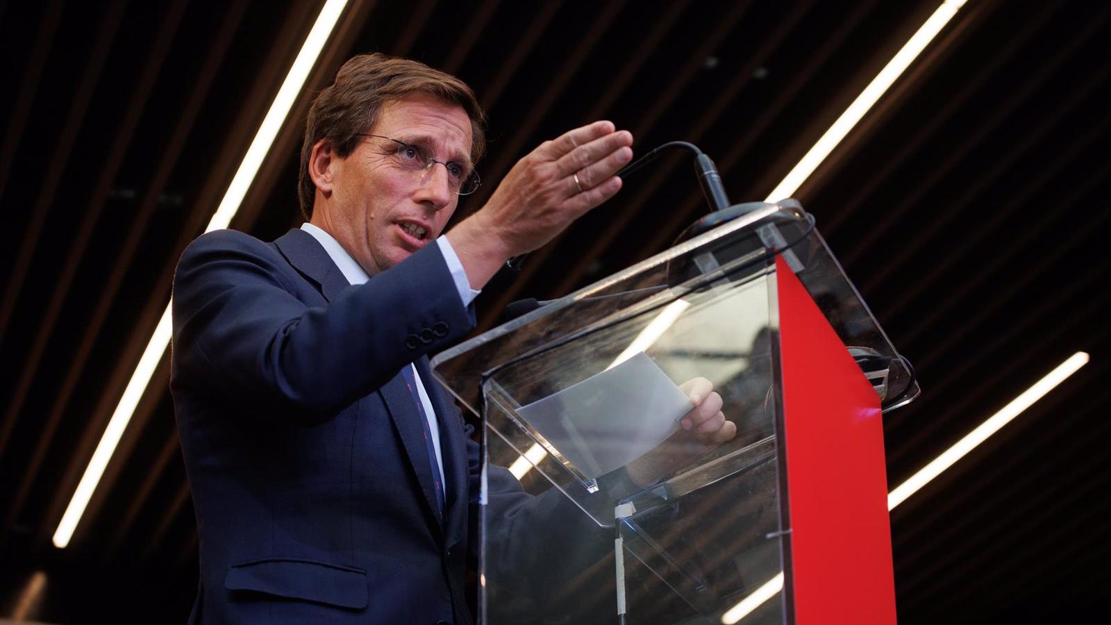 Almeida y Maestre chocan en el Pleno por la llegada de inmigrantes a Canarias