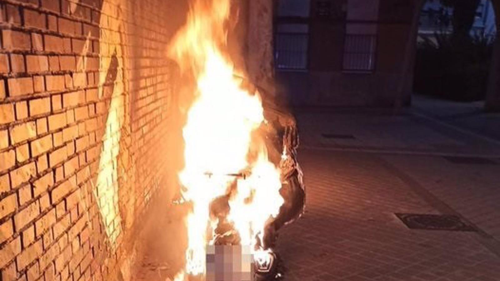 Detenido un joven por incendiar motocicletas y contenedores en el distrito de Latina