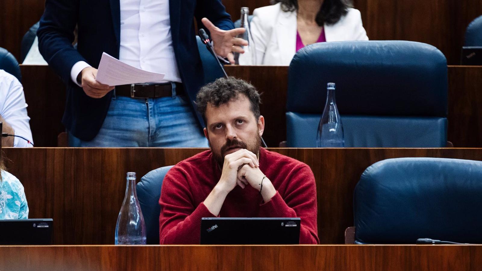Padilla, diputado de Más Madrid, enfrenta una suspensión de 22 días por simular disparar a Ayuso en el Pleno