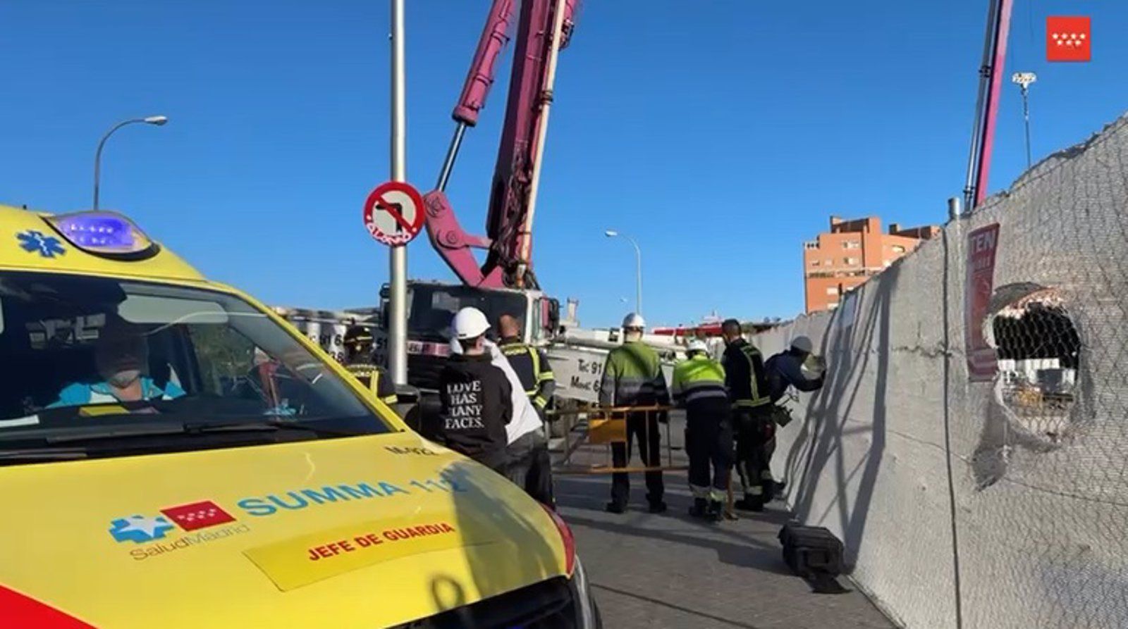Un trabajador grave tras golpearse la cabeza con la pluma de una hormigonera en Usera