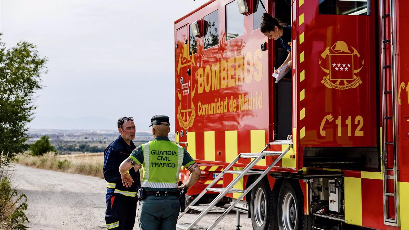 Bomberos y GERA de la Comunidad rescatan a un caballo caído en una acequia en Alcalá 