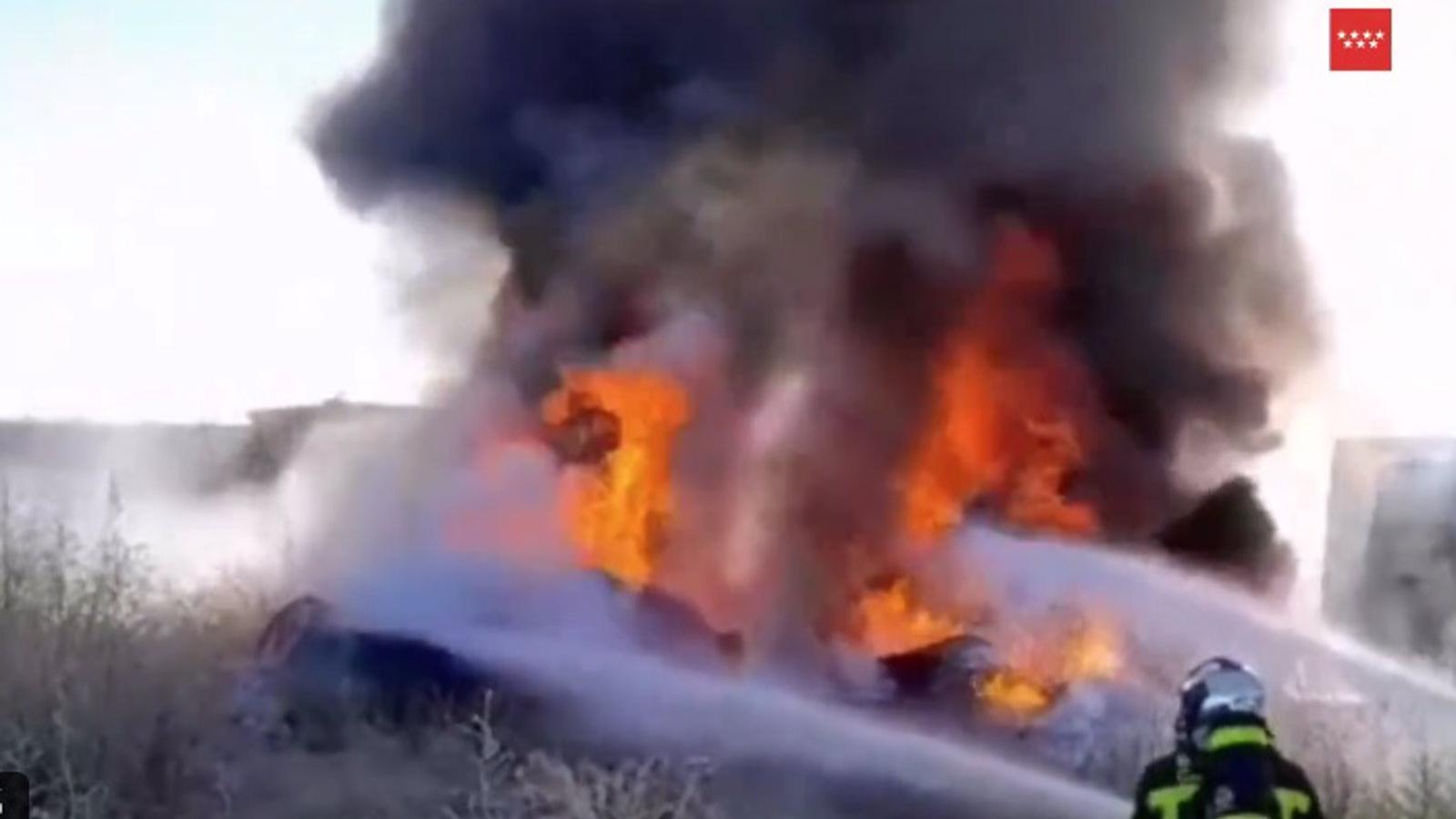 Extinguen un incendio de neumáticos acumulados en Valdemoro