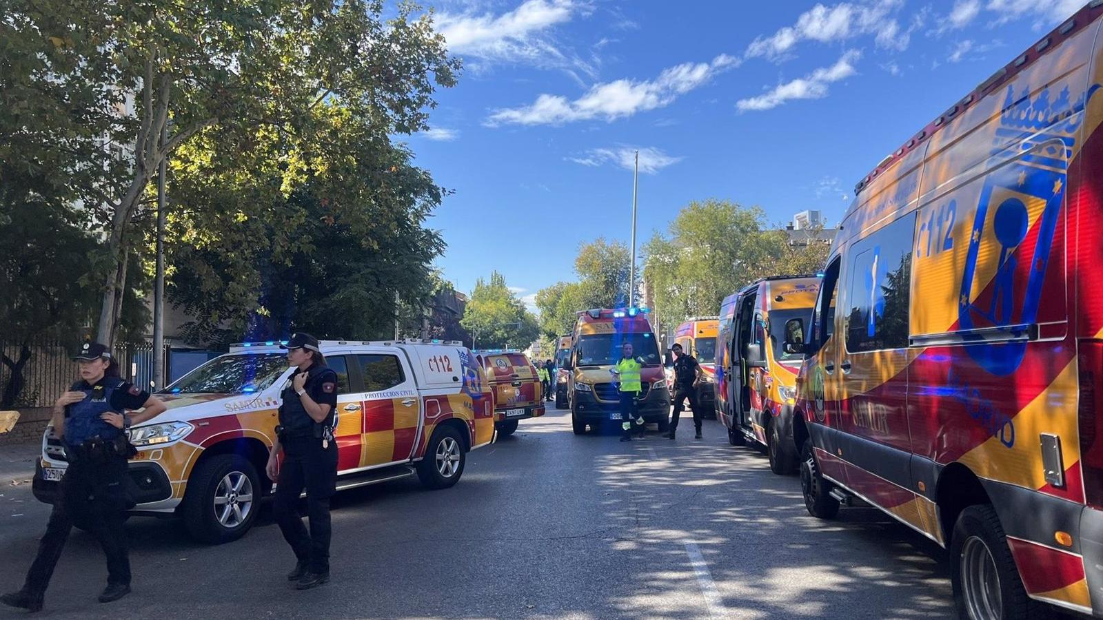 Una motocicleta arrolla a dos peatones que cruzaban una calle de Chamartín