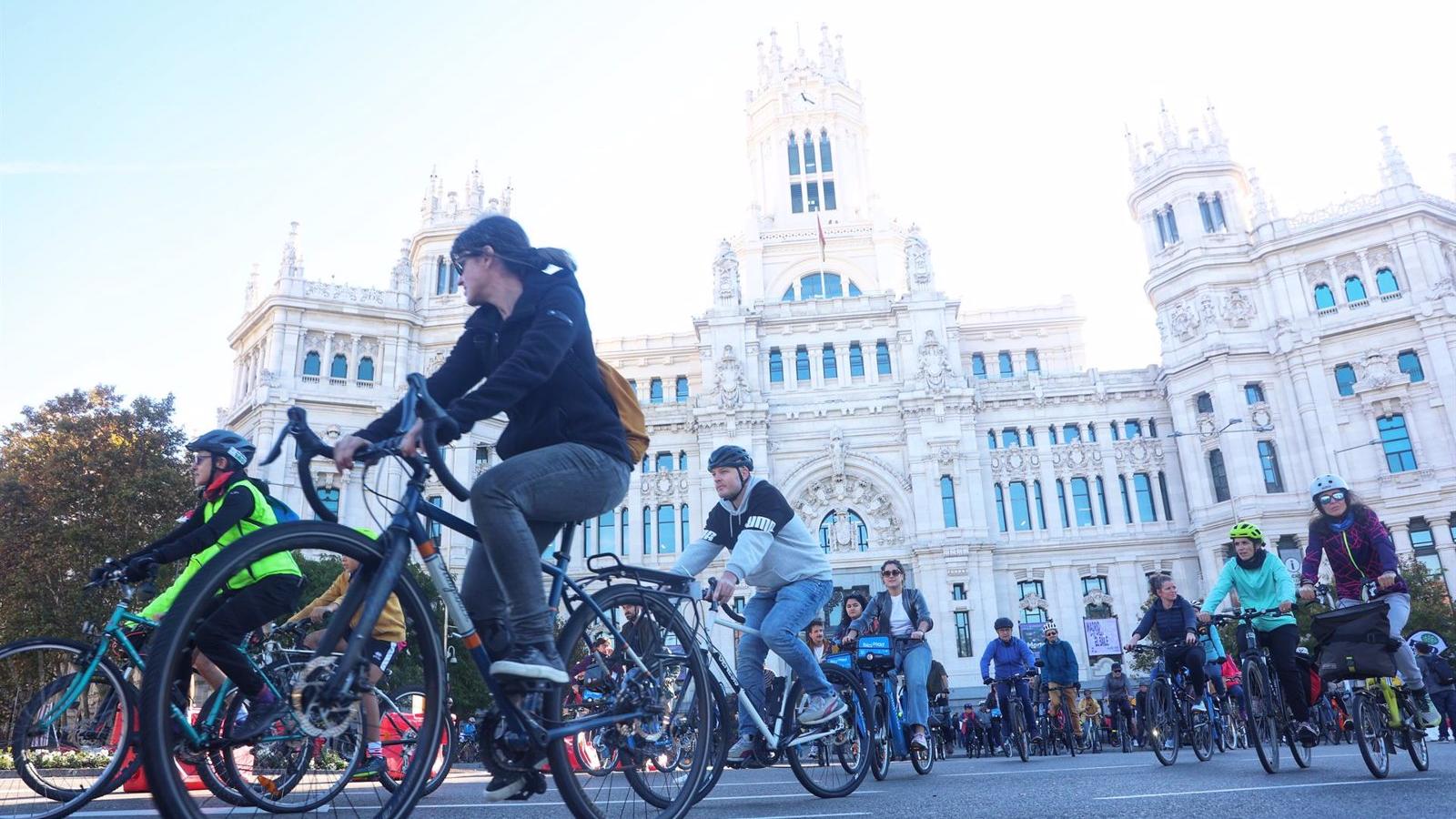 Madrid elimina las bicicletas de alquiler sin base tras hacerlo con los patinetes